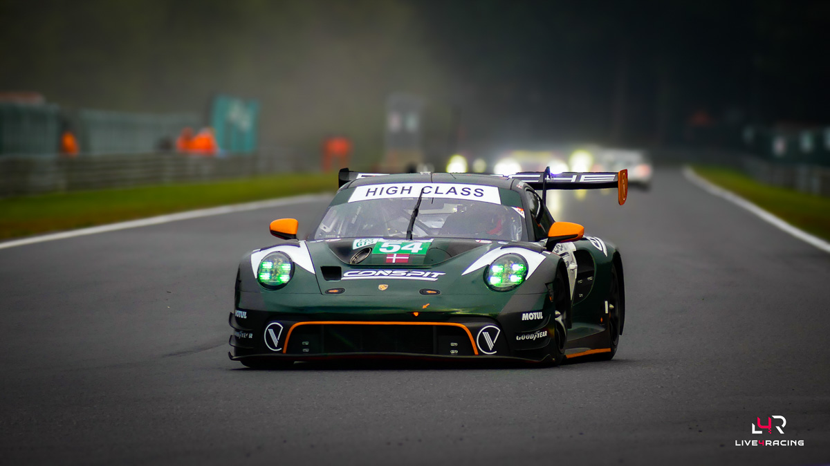 Klaus Bachler, Anders Fjordbach et Max Moritz au volant d’une Porsche 911 GT3 R LMGT3 lors de l’épreuve 4 hours of Spa Francorchamps 2026.